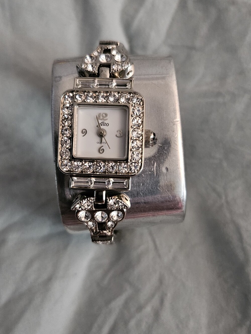 Silver Tone Crystal-Accent Women's Bracelet Analog Watch Alto